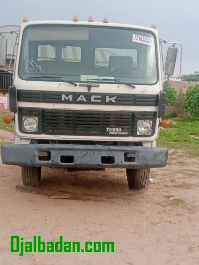 1990 Mack MS200 Truck Six Tyres